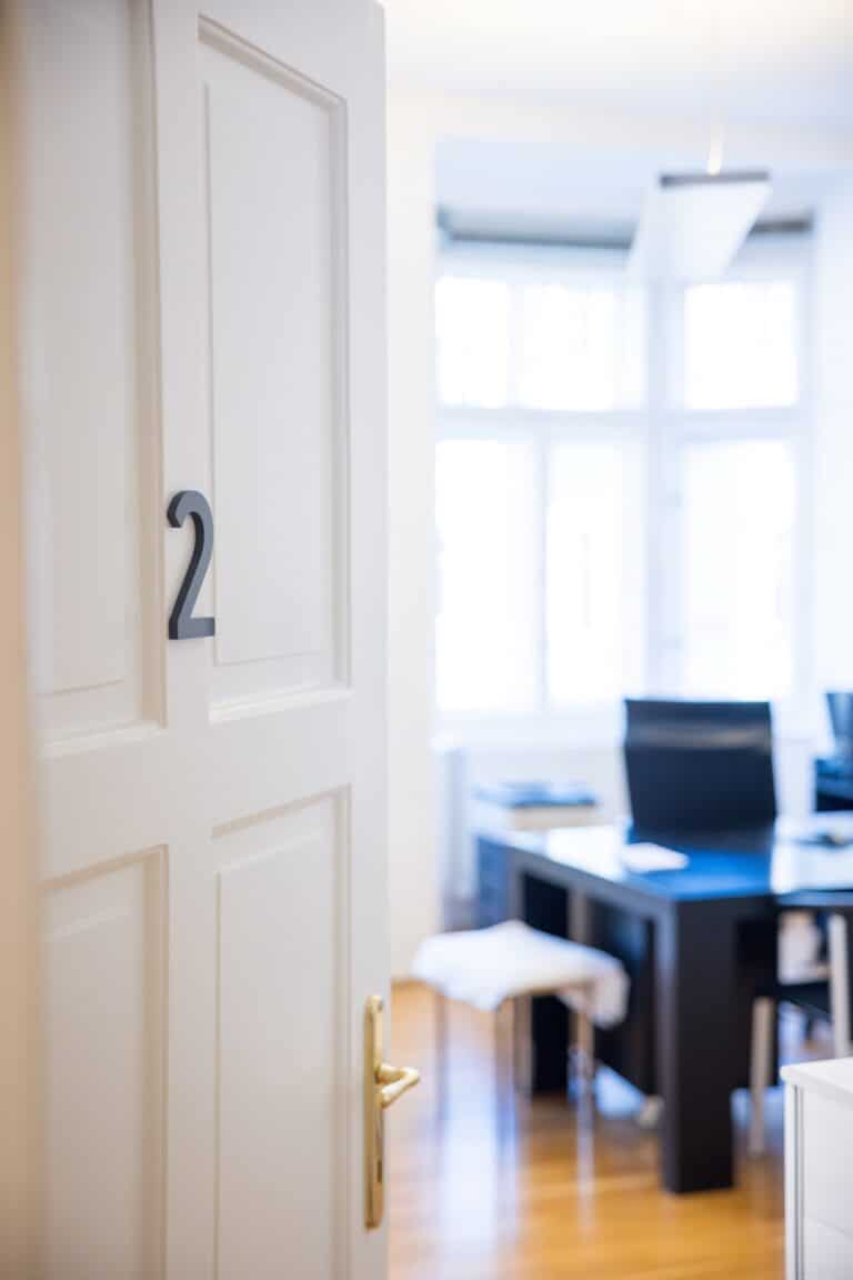 Behandlungsraum 2 in der Odination Dr. Pittl im Zentrum von Innsbruck