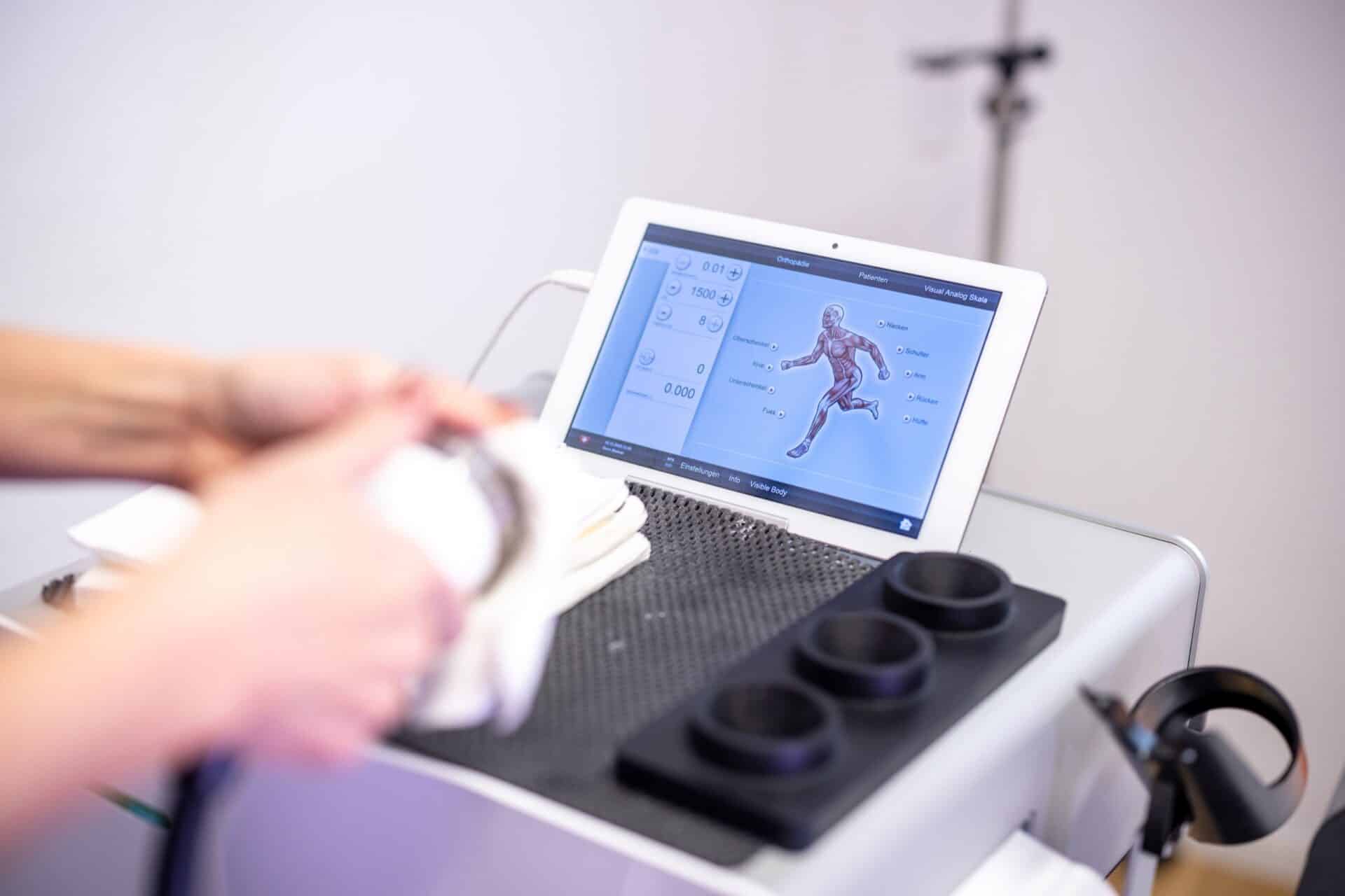 Wirbelsäulenbehandlung mit Stoßwellentherapie oder Magnetfeldtherapie