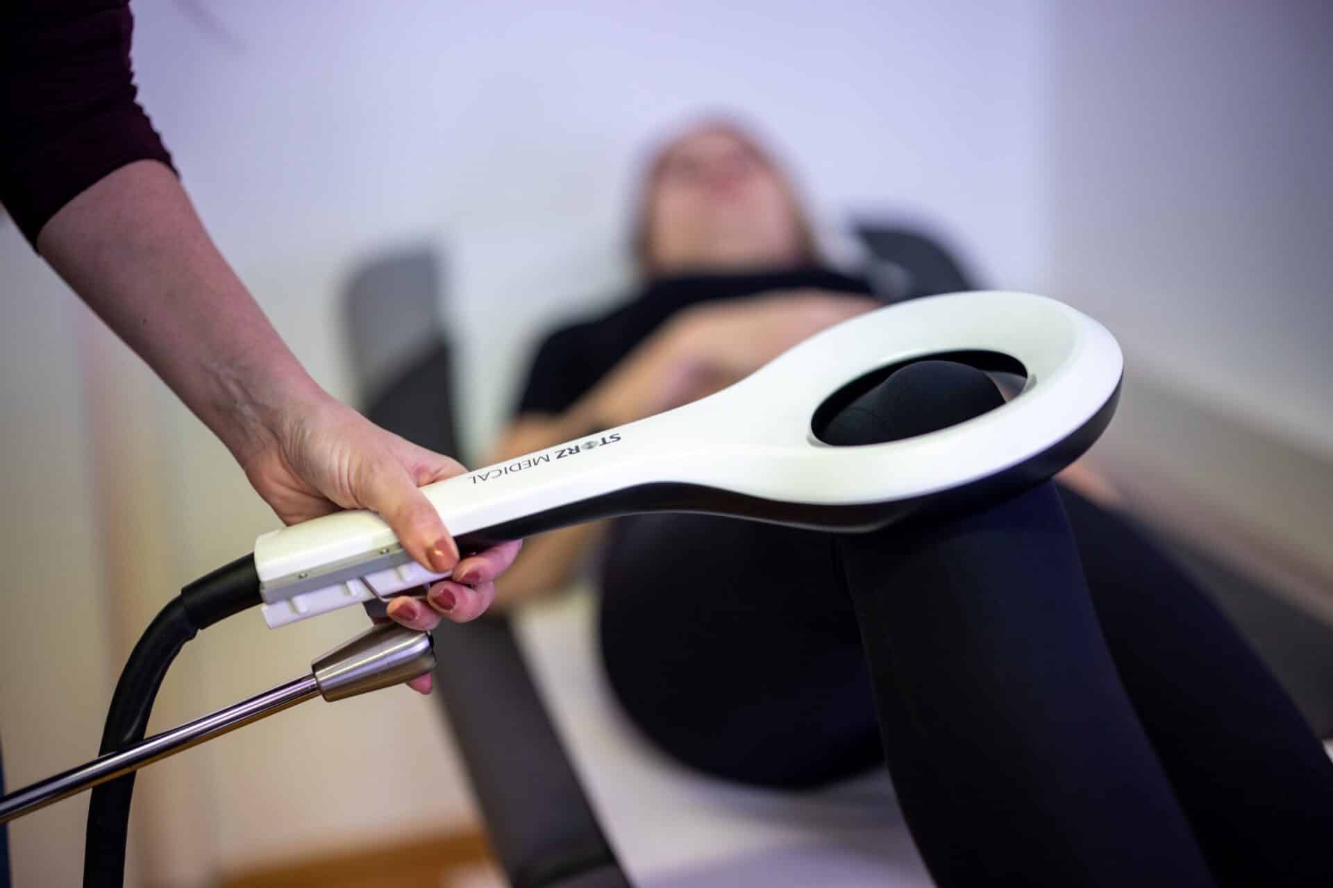 Behandlung eines Knies mit Magnetfeldtherapie in der Praxis von Dr. Gregor Pittl in Innsbruck